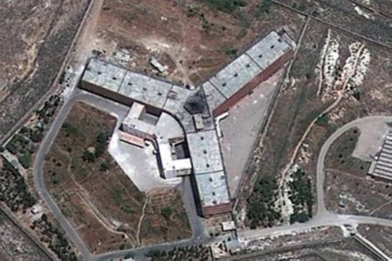 الغارديان: نظام الأسد يبتز عائلات معتقلين لدعم خزانته بالرشوة